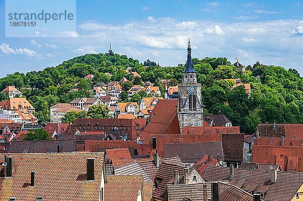 Blick vom Unteren Schlosstor über die Dächer und Türme der historischen Altstadt in Richtung Osten  Tübingen  Baden-Württemberg  Deutschland  Europa