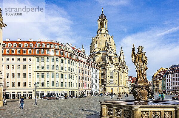 Ansicht der Frauenkirche und des Friedensbrunnens mit Blick über den Neumarkt vom Jüdenhof aus gesehen  Dresden  Sachsen  Deutschland  Europa