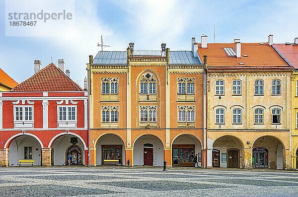 Historische Architektur von Stadthäusern am Wallenstein-Platz  dem hiesigen Stadtplatz  Jicin im Böhmischen Paradies  Königgrätzer Region (Kralovehradecky kraj)  Tschechien  Europa