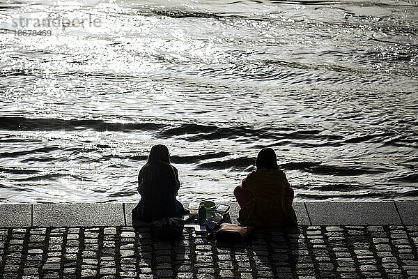 Zwei Frauen entspannen in der Mittagssonne am Spreebogen im Regierungsviertel in Berlin  24.02.2021. Copyright: Berlin  Deutschland  Europa