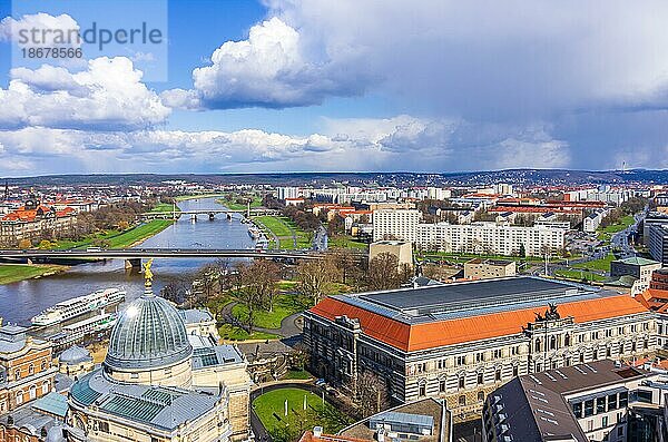 Blick von der Frauenkirche über das historische Altstadtviertel mit Sicht über Kunsthochschule  Albertinum  Elbe und Regierungsviertel  Dresden  Sachsen  Deutschland  Europa