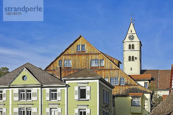 Stadtpfarrkirche Mariä Heimsuchung und Dachpartien in der historischen Altstadt von Meersburg am Bodensee