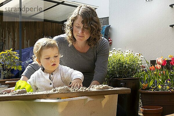 Thema: Mutter spielt mit ihrem Kind in einer Sandkiste.  Bonn  Deutschland  Europa