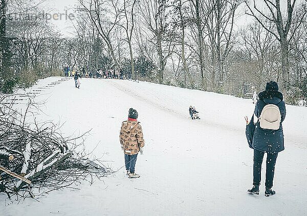 Menschen Rodeln an einem kleinen Berg in Kreuzberg in Berlin im Schnee. 09.02.2021.  Berlin  Deutschland  Europa