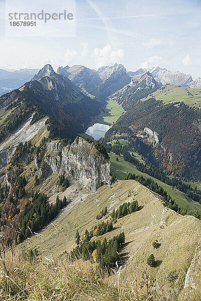 Malerische  majestätische Aussicht auf die sonnige Bergkette Hoher Kasten  Schweiz