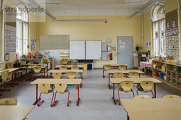 Innenraum eines sauberen Klassenzimmers mit Regalen und Möbeln