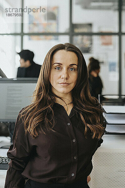 Porträt einer Unternehmerin mit braunem Haar im Büro