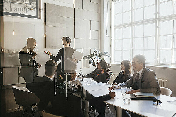 Männliche und weibliche Unternehmer diskutieren während einer Geschäftsbesprechung im Sitzungssaal im Büro