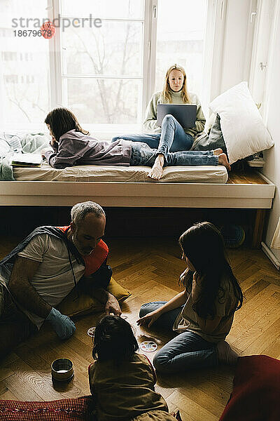 Familie spielt im Wohnzimmer zu Hause