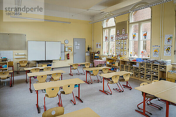 Ordentliches Klassenzimmer mit Regalen und Möbeln in der Schule