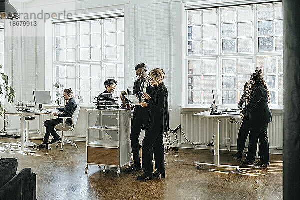 Männliche und weibliche Geschäftskollegen bei der Arbeit im Büro des Unternehmens