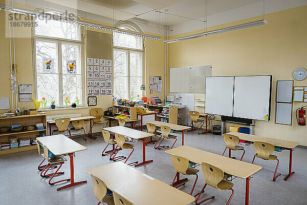 Innenraum eines sauberen Klassenzimmers mit Regalen und Möbeln in der Schule