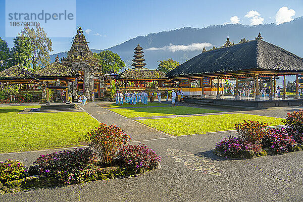 Blick auf den Ulun Danu Beratan-Tempel am Bratan-See  Bali  Indonesien  Südostasien  Asien