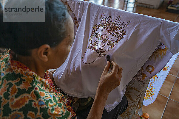 Blick auf Batikkunstwerke mit Damenbekleidung  Kesiman Kertalangu  Ost-Denpasar  Denpasar-Stadt  Bali  Indonesien  Südostasien  Asien