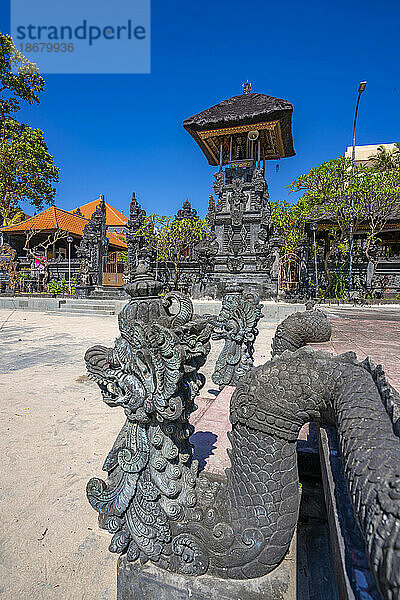 Blick auf Skulptur und Hindu-Tempel in der Nähe von Shelter Kebencanaan am Strand von Kuta  Kuta  Bali  Indonesien  Südostasien  Asien