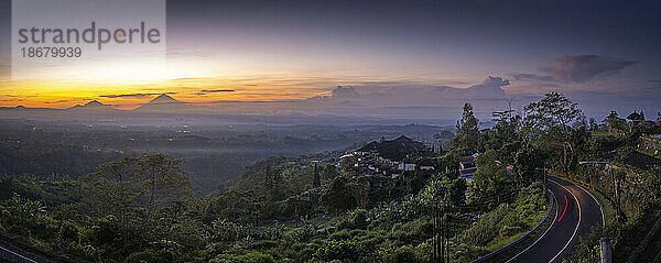 Blick auf den Berg Batur und den Berg Agung aus der Nähe des Beratan-Sees bei Sonnenaufgang  Bali  Indonesien  Südostasien  Asien