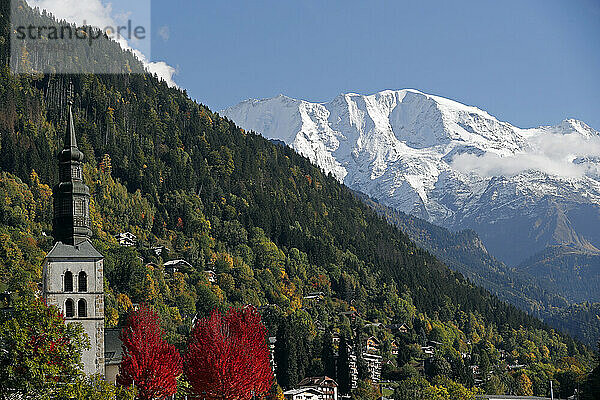 Französische Alpen im Herbst  Barockkirche  Saint-Gervais  Haute Savoie  Auvergne-Rhone-Alpes  Frankreich  Europa