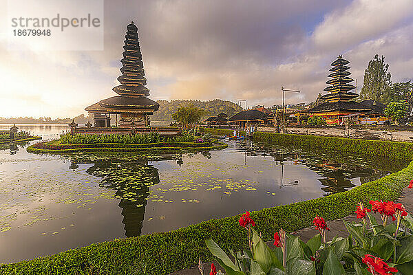 Blick auf den Ulun Danu Beratan-Tempel am Bratan-See bei Sonnenaufgang  Bali  Indonesien  Südostasien  Asien