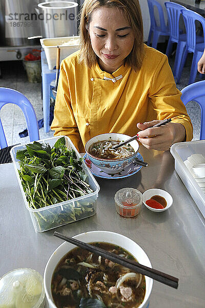 Frau isst traditionelle vietnamesische Suppe Pho  Tan Chau  Vietnam  Indochina  Südostasien  Asien