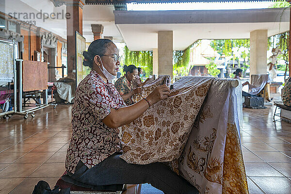 Batikkunstwerk mit Damenbekleidung  Kesiman Kertalangu  Ost-Denpasar  Stadt Denpasar  Bali  Indonesien  Südostasien  Asien