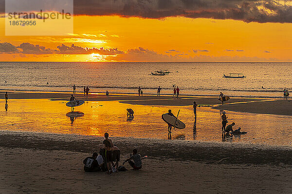 Blick auf den Strand von Kuta bei Sonnenuntergang  Kuta  Bali  Indonesien  Südostasien  Asien