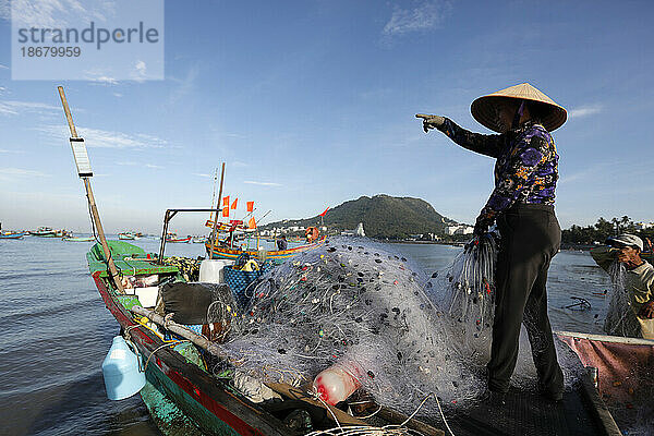 Frau mit dem traditionellen vietnamesischen Kegelhut repariert Fischernetze  Bucht Hang Dua  Vung Tau  Vietnam  Indochina  Südostasien  Asien