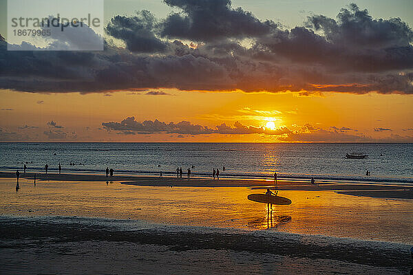 Blick auf den Strand von Kuta bei Sonnenuntergang  Kuta  Bali  Indonesien  Südostasien  Asien