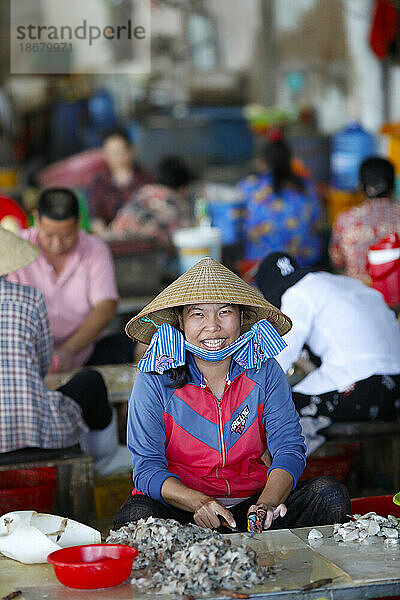 Frau bei der Arbeit in einer kleinen Fischfabrik  Zubereitung von Fischfilets  Vung Tau  Vietnam  Indochina  Südostasien  Asien