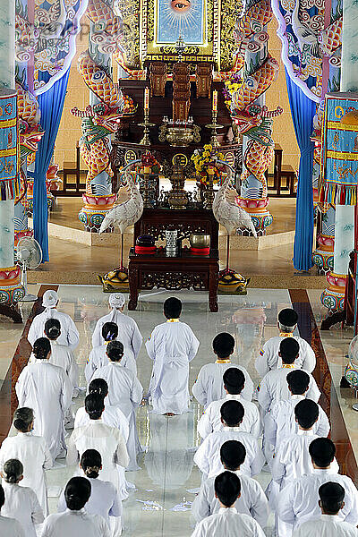 Cao Dai-Tempel  caodaistische Schüler sitzen während der Zeremonie  Tan Chau  Vietnam  Indochina  Südostasien  Asien