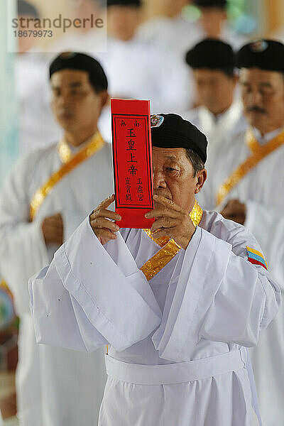 Cao-Dai-Tempel  caodaistische Gläubige bei der Zeremonie  meditierende Anhänger der Cao-Dai-Religion  Tan Chau  Vietnam  Indochina  Südostasien  Asien