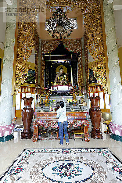 Tinh Xa Ngoc Chau Pagode  buddhistischer Altar und Frau  die zum Buddha betet  Chau Doc  Vietnam  Indochina  Südostasien  Asien