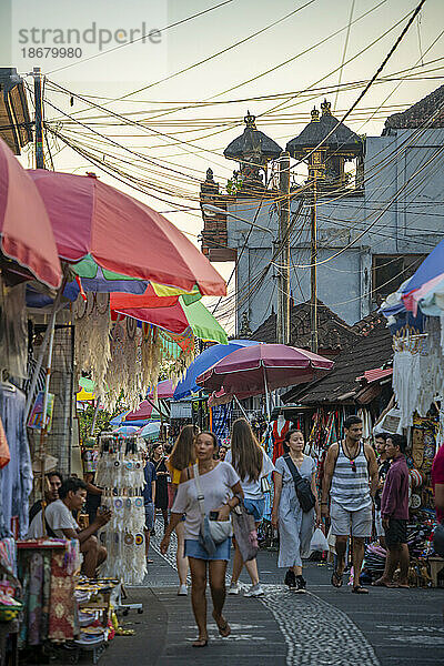 Souvenirstände auf der Straße in Ubud  Ubud  Kabupaten Gianyar  Bali  Indonesien  Südostasien  Asien