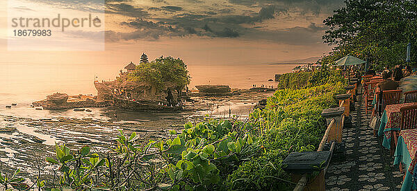 Blick auf Tanah Lot  traditionellen balinesischen Tempel bei Sonnenuntergang  Beraban  Kediri  Tabanan Regency  Bali  Indonesien  Südostasien  Asien