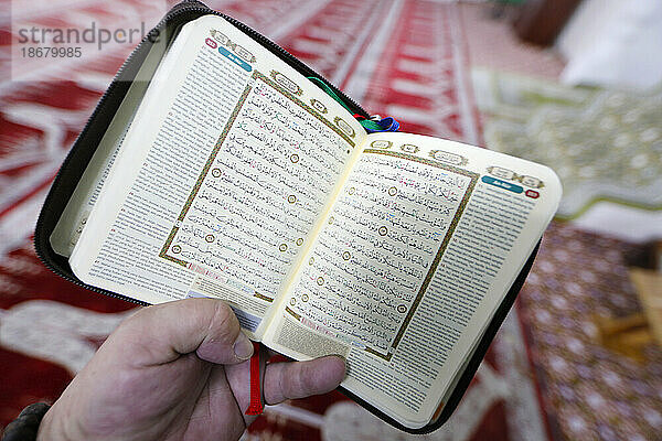 Mann liest den Koran in einer Moschee  Nahaufnahme des Heiligen Buches  Ho-Chi-Minh-Stadt  Vietnam  Indochina  Südostasien  Asien