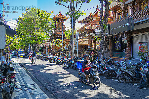 Blick auf den Hindu-Tempel und die Straße in Kuta  Kuta  Bali  Indonesien  Südostasien  Asien