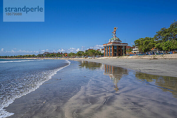 Blick auf Shelter Kebencanaan mit Blick auf Kuta Beach  Kuta  Bali  Indonesien  Südostasien  Asien