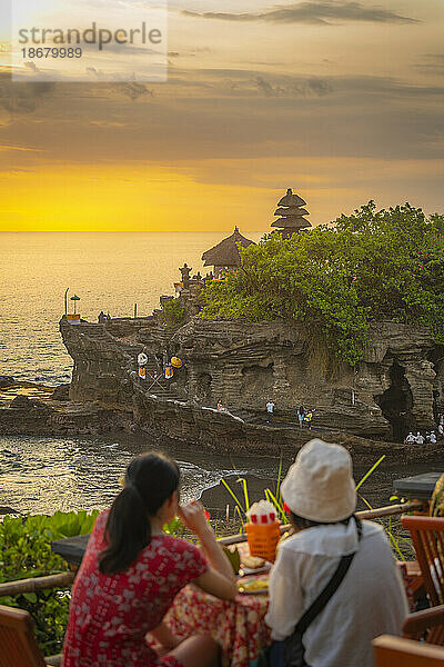 Touristen im Tanah Lot  traditioneller balinesischer Tempel bei Sonnenuntergang  Beraban  Kediri  Tabanan Regency  Bali  Indonesien  Südostasien  Asien