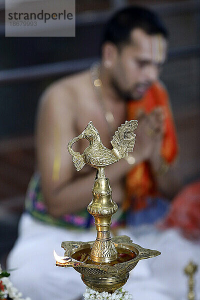 Sri Srinivasa Perumal Hindu-Tempel  Hindu-Priester (Brahmane) führt Puja-Zeremonie und Rituale durch  Öllampe  Singapur  Südostasien  Asien