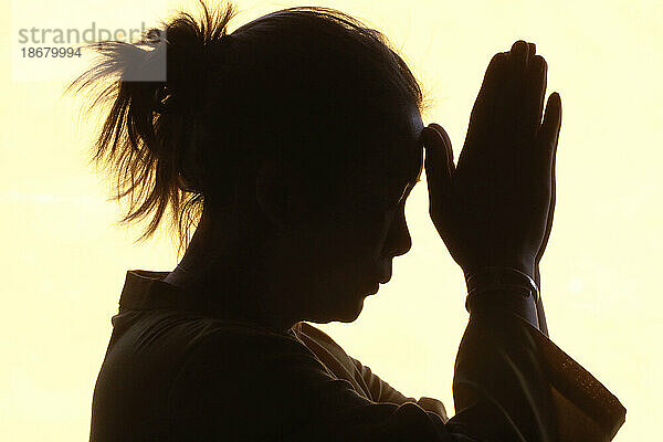 Silhouette einer betenden Frau im Tempel  Glaubens- und Spiritualitätskonzept  Vietnam  Indochina  Südostasien  Asien