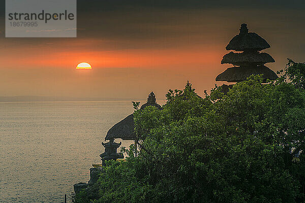 Blick auf Tanah Lot  traditionellen balinesischen Tempel bei Sonnenuntergang  Beraban  Kediri  Tabanan Regency  Bali  Indonesien  Südostasien  Asien