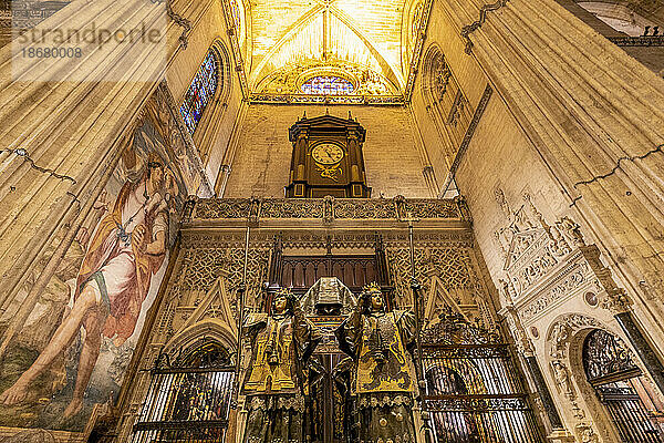 Innenraum der Kathedrale von Sevilla  UNESCO-Weltkulturerbe  Sevilla  Andalusien  Spanien  Europa