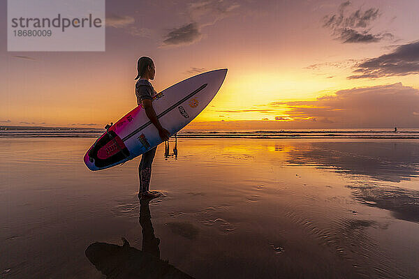 Blick auf Surfboarder am Strand von Kuta bei Sonnenuntergang  Kuta  Bali  Indonesien  Südostasien  Asien