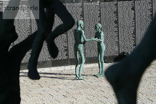 Wand der Namen  das jüdische Holocaust-Denkmal  entworfen von Kenneth Treister zum Gedenken an alle im Holocaust verlorenen Juden  Miami Beach  Florida  Vereinigte Staaten von Amerika  Nordamerika