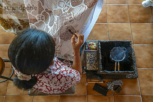 Batikkunstwerk mit Damenbekleidung  Kesiman Kertalangu  Ost-Denpasar  Stadt Denpasar  Bali  Indonesien  Südostasien  Asien