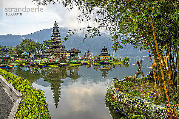 Blick auf den Ulun Danu Beratan-Tempel am Bratan-See nach Sonnenaufgang  Bali  Indonesien  Südostasien  Asien