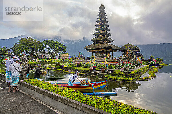 Blick auf Opfergaben im Ulun Danu Beratan-Tempel am Bratan-See bei Sonnenaufgang  Bali  Indonesien  Südostasien  Asien