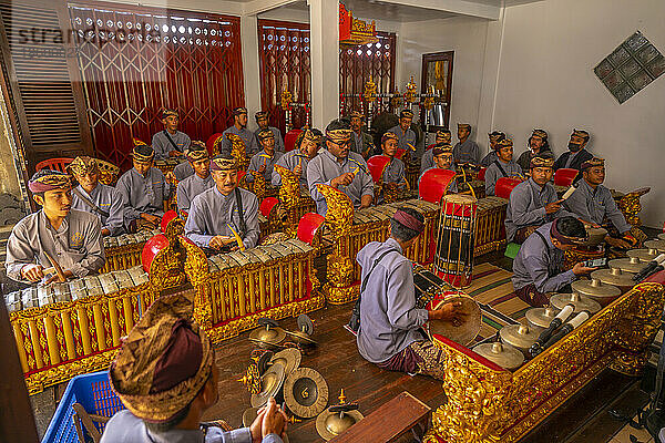 Einheimische spielen Gamelan Saron Gangsa  traditionelle Musikinstrumente  Ulun Danu Beratan Tempel am Bratan-See  Bali  Indonesien  Südostasien  Asien