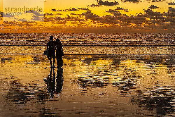 Blick auf ein Paar bei Sonnenuntergang am Strand von Kuta  Kuta  Bali  Indonesien  Südostasien  Asien