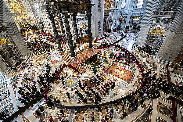 Der Leichnam des emeritierten Papstes Benedikt XVI. liegt im Staat im Petersdom im Vatikan  3. Januar 2023  Vatikan  Rom  Latium  Italien  Europa