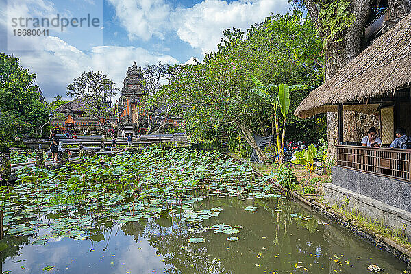Blick auf den Saraswati-Tempel in Ubud  Ubud  Kabupaten Gianyar  Bali  Indonesien  Südostasien  Asien